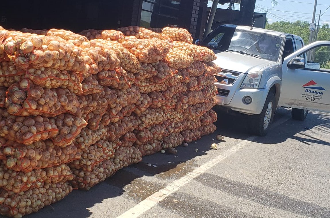 Retienen 283 unidades de prendas de vestir y 3.300 kilos de cebolla en Vista Alegre