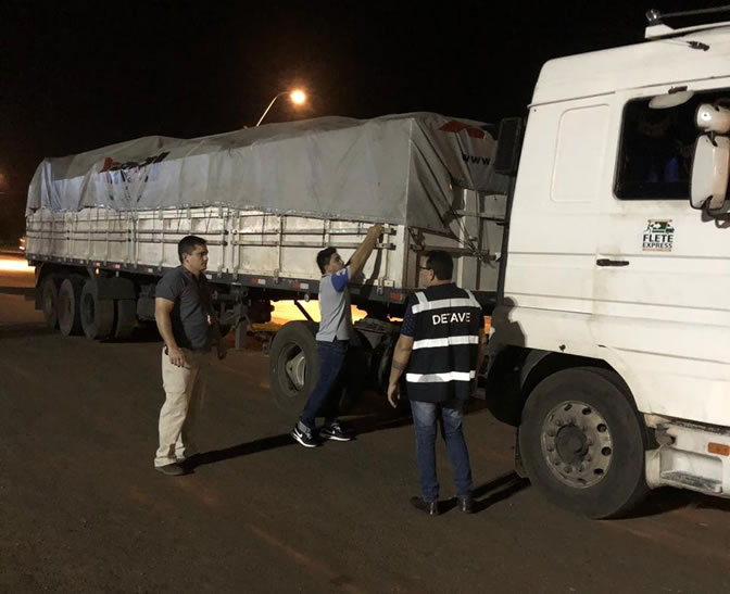 Camión con alrededor de 24 mil kilos de tomate y 500 kilos de azúcar decomisan en operativos móviles realizados en Alto Paraná e Itapúa