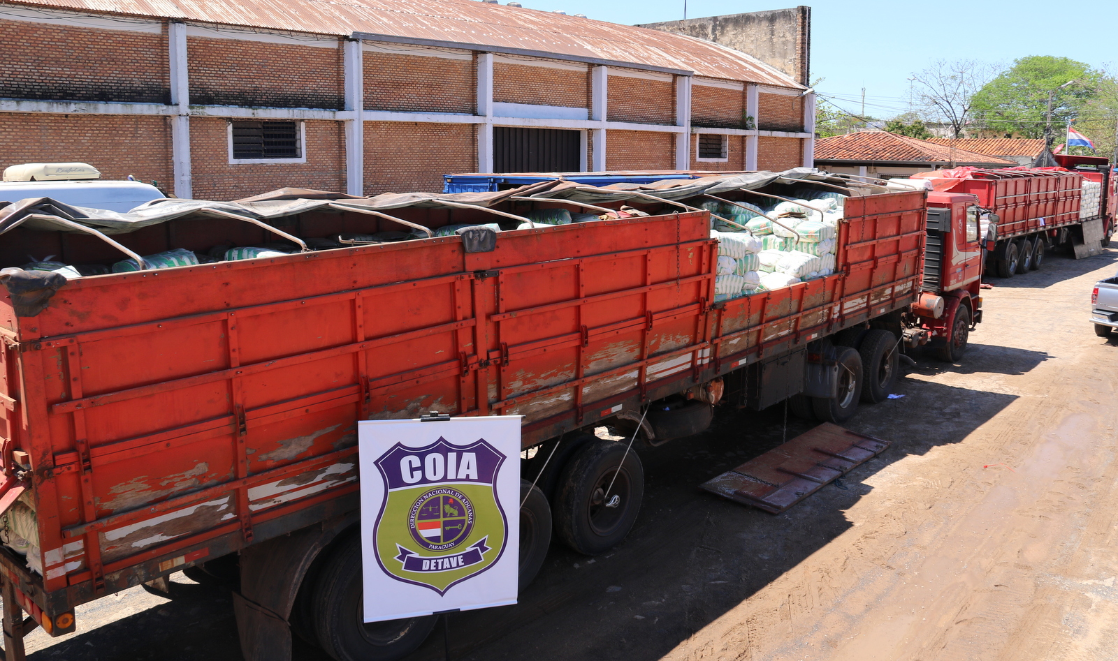 Operativo anticontrabando realizado en Coronel Oviedo decomisó 2 camiones con 65.500 kilos de azúcar