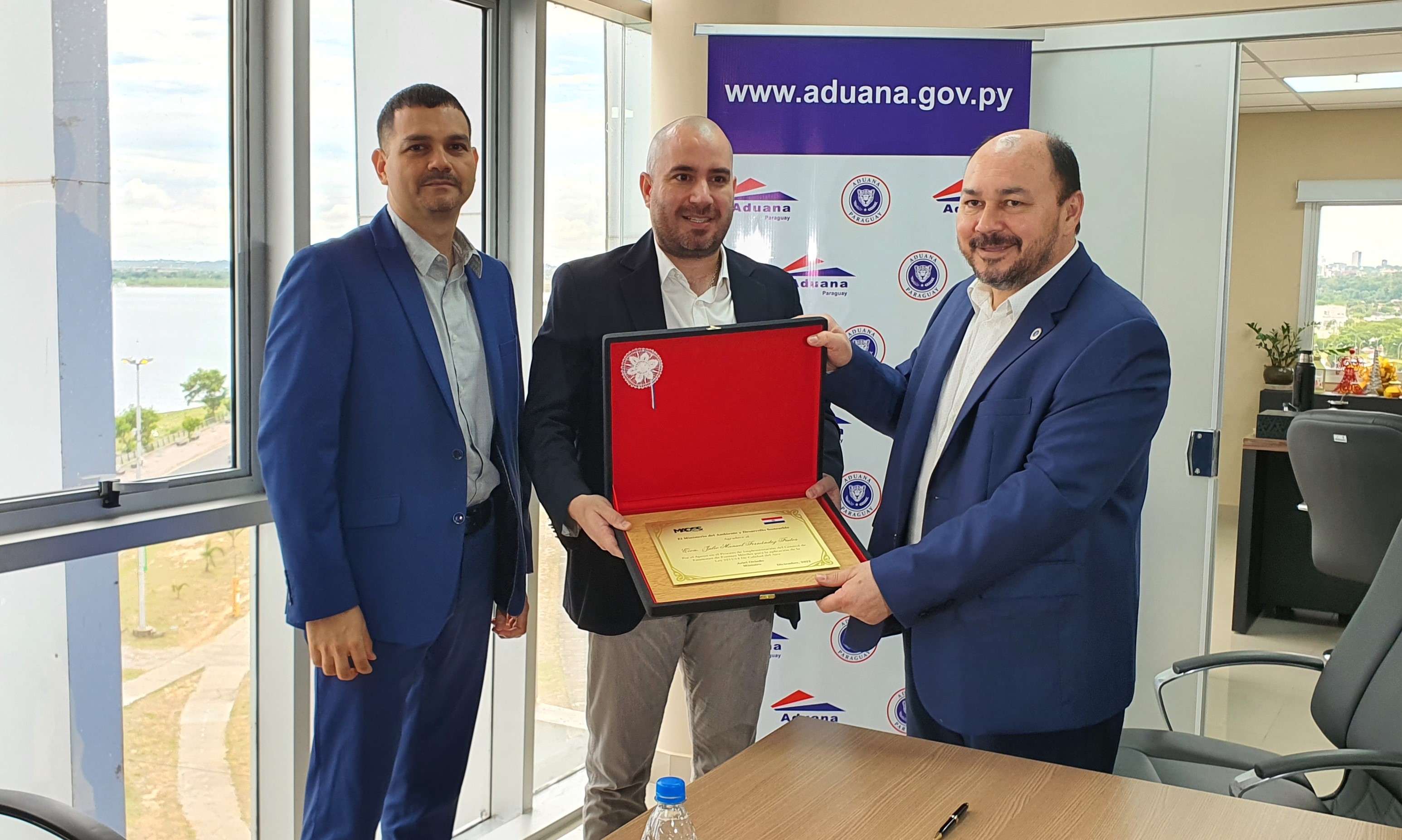 Director de  Aduanas recibe plaqueta de gratitud por apoyar el mejoramiento de calidad del aire