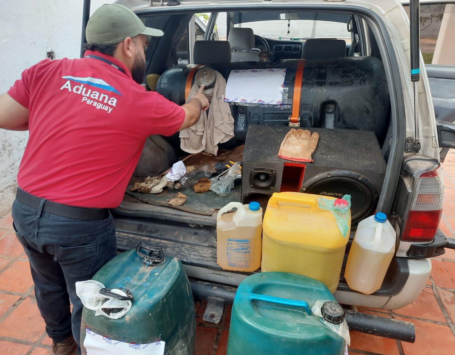 Cae camioneta con 470 litros de combustible en Vista Alegre e incautan 81 plantas florales de ingreso irregular en Hernandarias