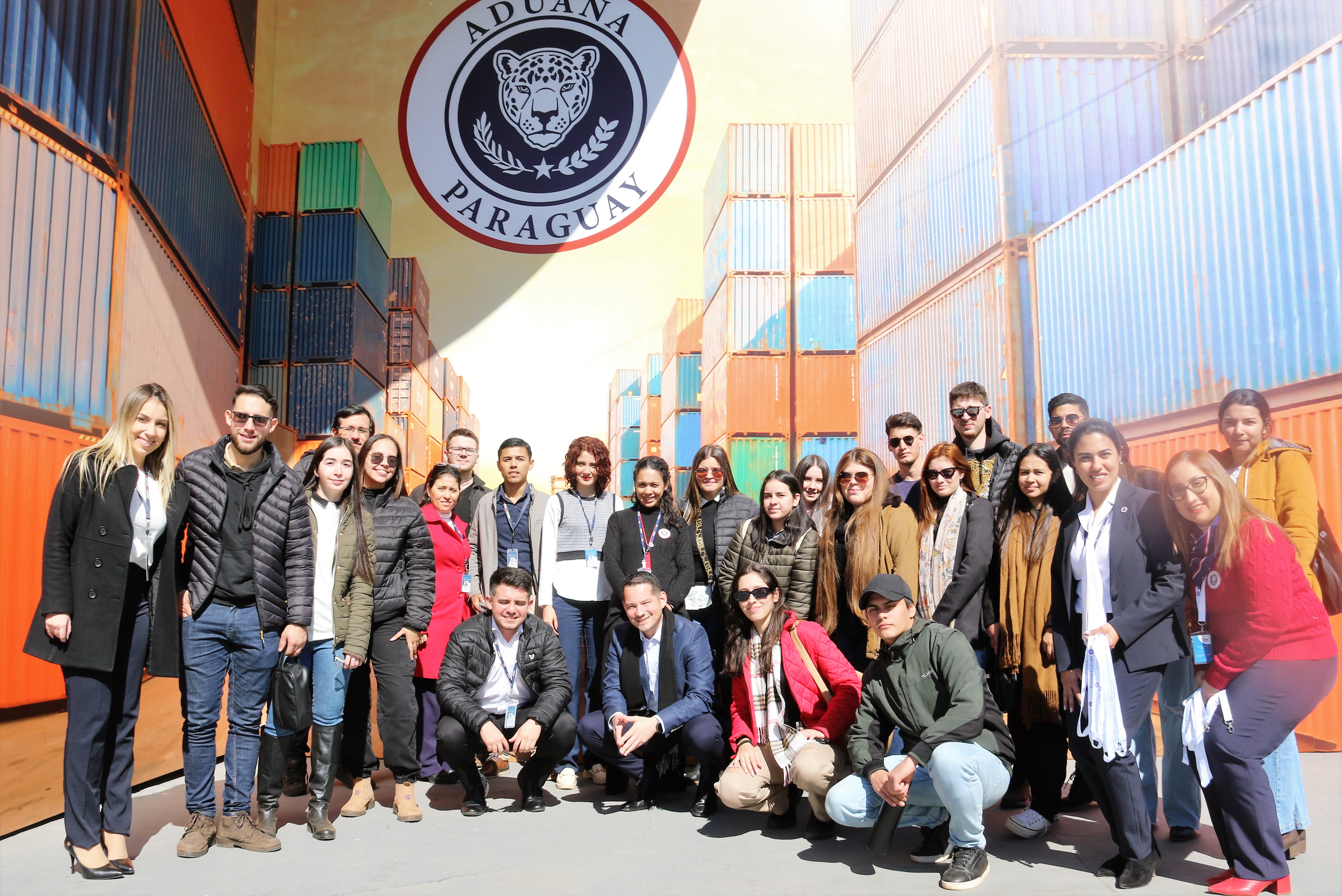 Estudiantes de Comercio Internacional visitaron stand de la DNA en la Expo